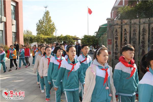 展班级风采建文明校园张店区傅家实验小学举行路队比赛