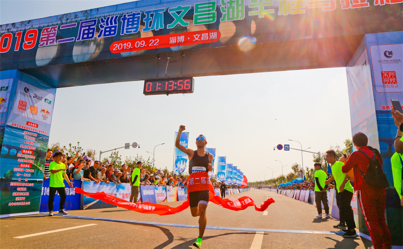 半程马拉松选手李伟撞线，摘得本届大赛男子组冠军。.jpg