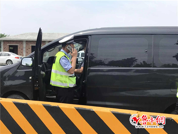 面包车驾驶人高速路口身体不适 淄川交警紧急救助