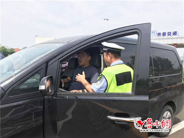 面包车驾驶人高速路口身体不适 淄川交警紧急救助