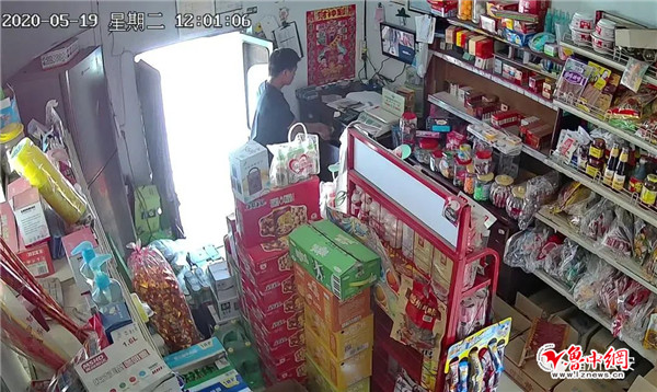 淄川一男子盗窃超市钱物 监控拍下“带货”全过程