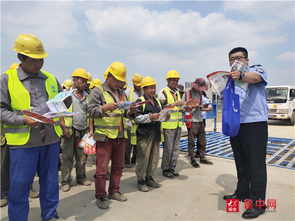 送法进工地 情暖农民工——桓台县司法局荆家司法所开展《民法典》宣传活动