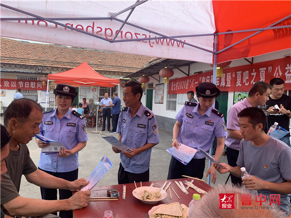 警民共建心连心  饺子皮薄情谊深——桓台县公安局起凤派出所与村民共迎“八一”