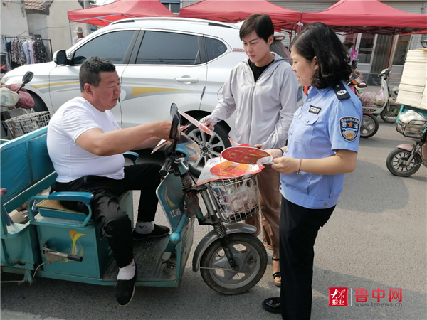 桓台县司法局起凤司法所：“出摊”赶大集，《民法典》宣传接地气