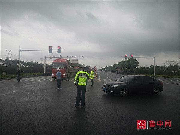 桓台交警大队快速反应疏导积水道路交通保障出行安全