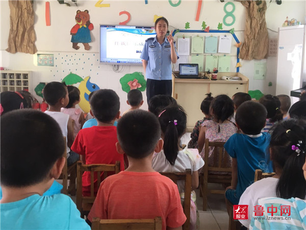 桓台交警走进幼儿园开展交通安全宣传活动