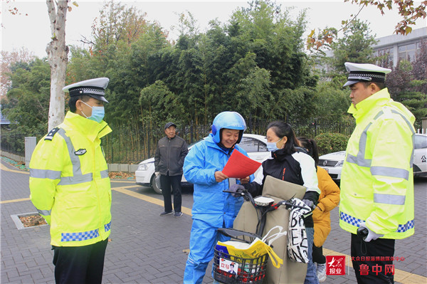 淄川交警和外卖小哥一起携手配送“交通安全餐”