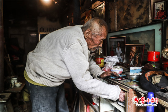 淄博96岁老人修钢笔80年:只要还有人用钢笔,