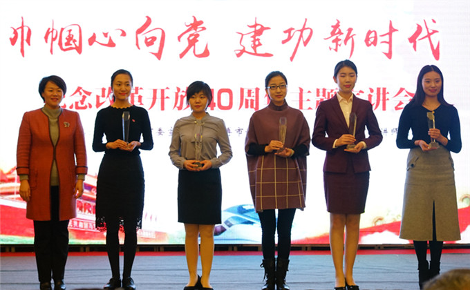 淄博市妇联党组成员、挂职副主席卢艳丽为二等奖获得者颁奖.jpg