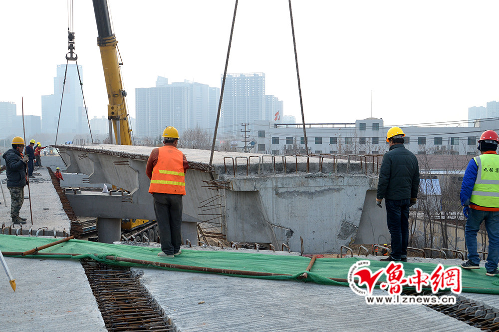 高新区世纪路跨线桥进行最后箱梁吊装作业 确保明年“五一”建成通车