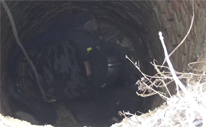 高新区一男子掉入10米深的枯井中.jpg