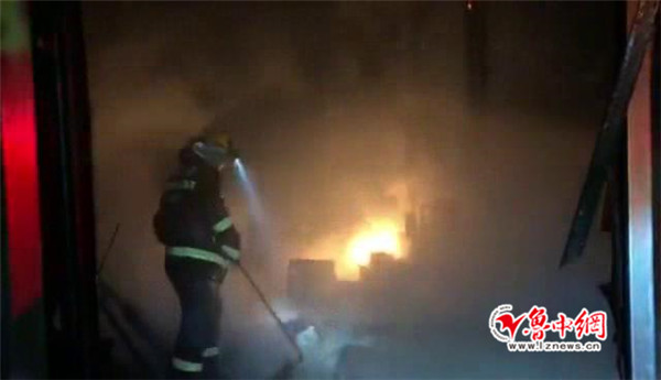 淄博一民房发生火灾引燃液化气罐体 消防员徒手抬出解除危机