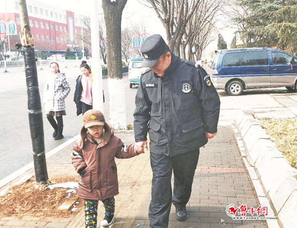 男童独自上街他一路照看帮其找家 沂源一位妈妈寻人感谢帮助孩子的巡警