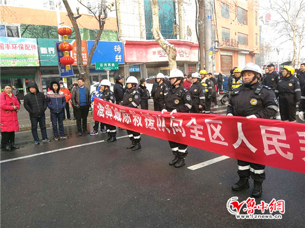淄博城际救援队开展扮玩活动 与市民共度元宵佳节