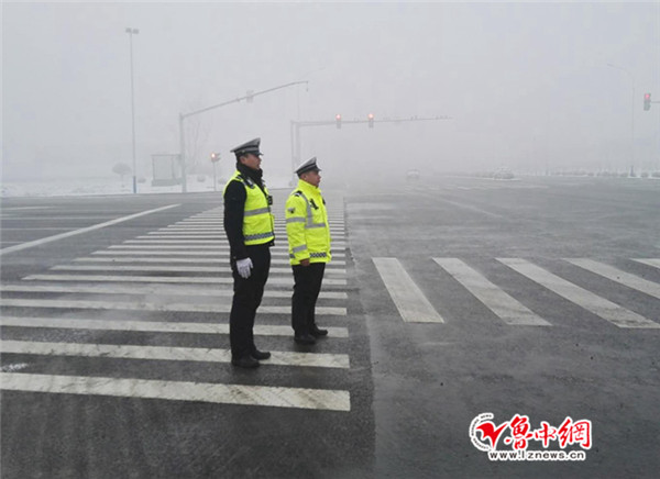 淄博交警做好大雾橙色预警重污染天气下道路交通管控
