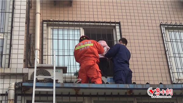 淄博一4岁女童不慎掉落二楼阳台外 消防员爬梯救人