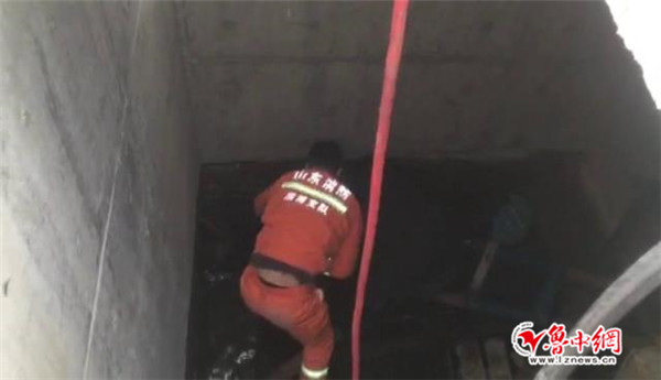 淄博一男子不慎坠入4米深水池 消防员紧急救援