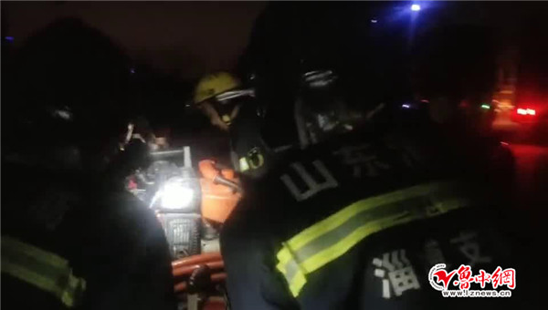 济青高速淄博路段发生车祸引发拥堵 消防员3次下车跑步前进救人