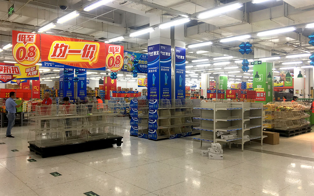 超市内不少货架已经被清空.jpg