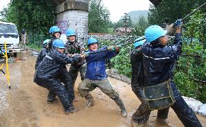 8月12日，供电员工在太河镇抢修10千伏太河线。闫盛霆摄.JPG