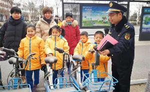 荆兵向小学生讲解城市管理知识，共同摆放共享单车.jpg