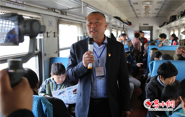 马家沟村党支部书记,村主任谢家强为大家介绍马家沟苹果.