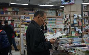书店内许多市民正在选购书籍。.JPG