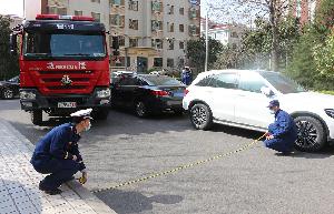 检查人员在社区内测试消防车通道宽度.jpg