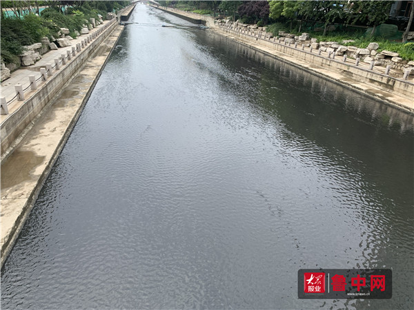 淄博玉龙河一河段水变黑 市政：可能为汛期放水所致