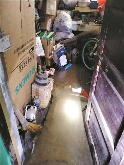 淄博经开区沣水镇一居民楼遭遇烦心事 管道损坏 污水“浸泡”储藏室近一周