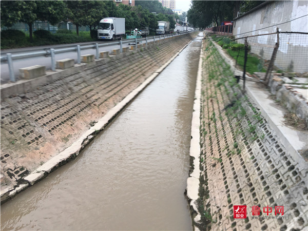 淄博猪龙河一河段变土黄色 经开区：可能为雨水冲刷沙石所致