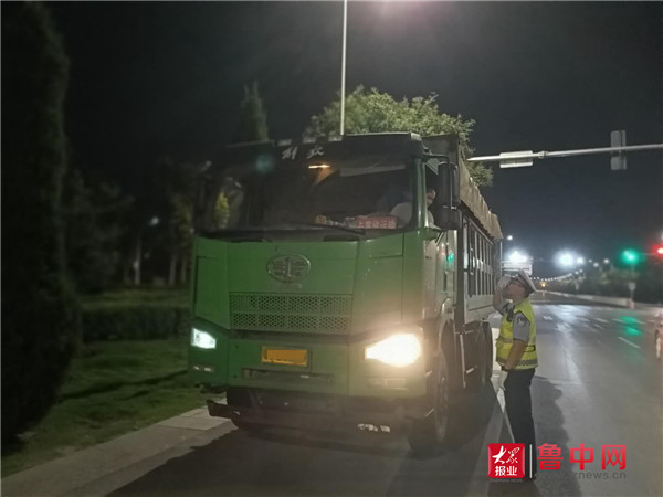 淄博高新区交警凌晨蹲守 9辆超载大货车被查