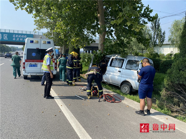 面包车撞树致两人受伤 淄川交警、应急救援、医疗三方合作全力救助