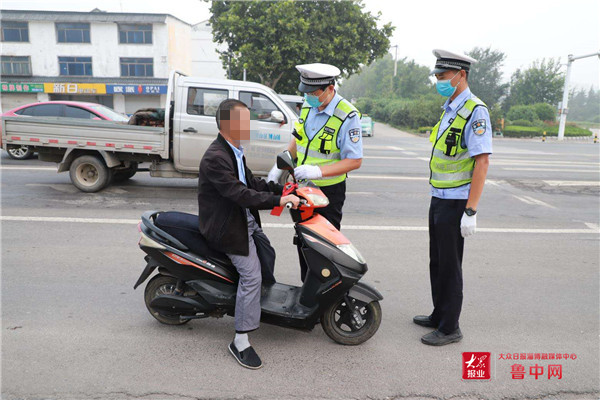 未挂牌电动自行车禁止上道路行驶首日 淄博公安交警开出首张罚单