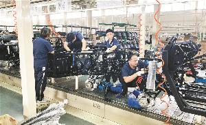 在奥德斯生产车间里，工人们正在对全地形车进行装车和检测_副本.jpg