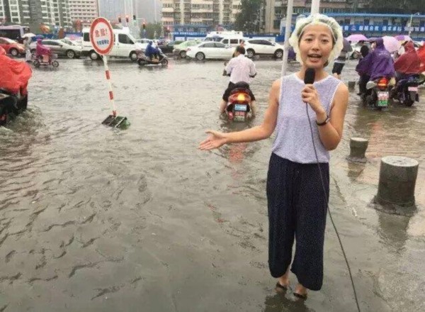 郑州一女主播浑身湿透 戴浴帽直播暴雨