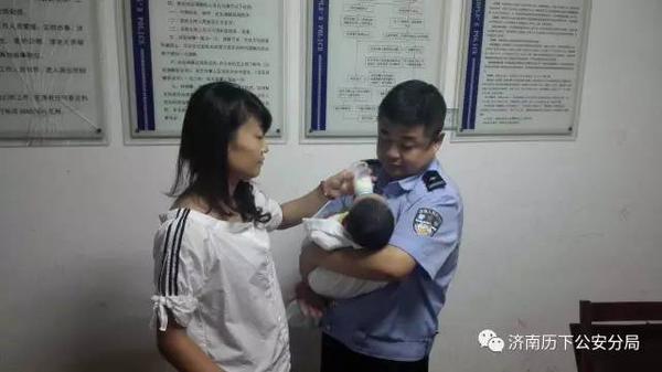 亲妈因5000元纠纷将婴儿扔店里 民警当爸又当妈