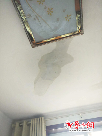 胡先生家的北卧室天花板漏水明显