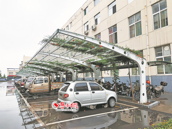 花架式车棚成小区"景点"