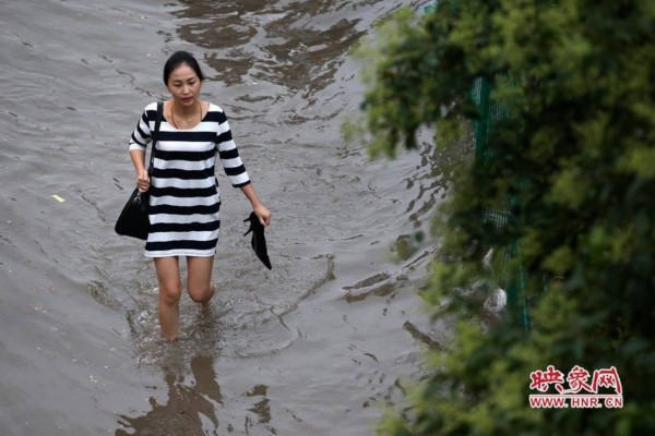 郑州一女主播浑身湿透戴浴帽直播暴雨